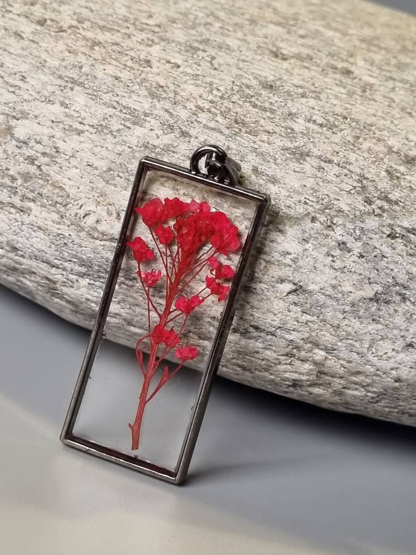 Anheng med tørket blomst. Håndlaget - Anheng