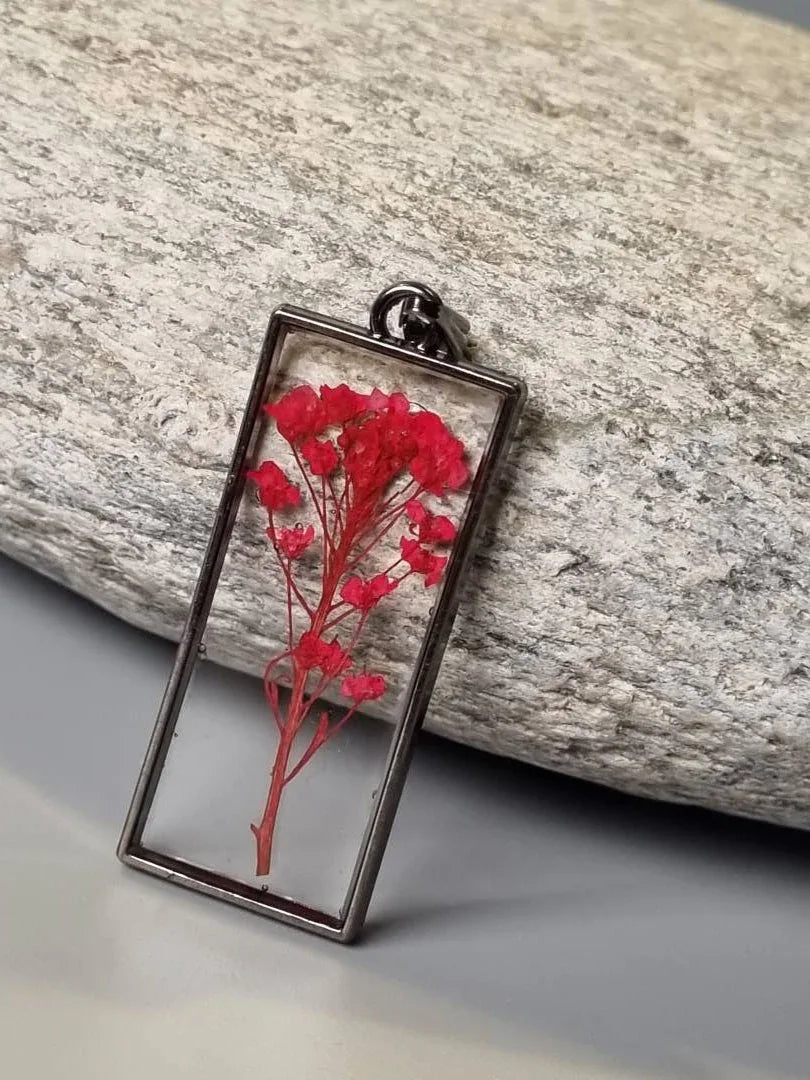 Anheng med tørket blomst. Håndlaget - Anheng