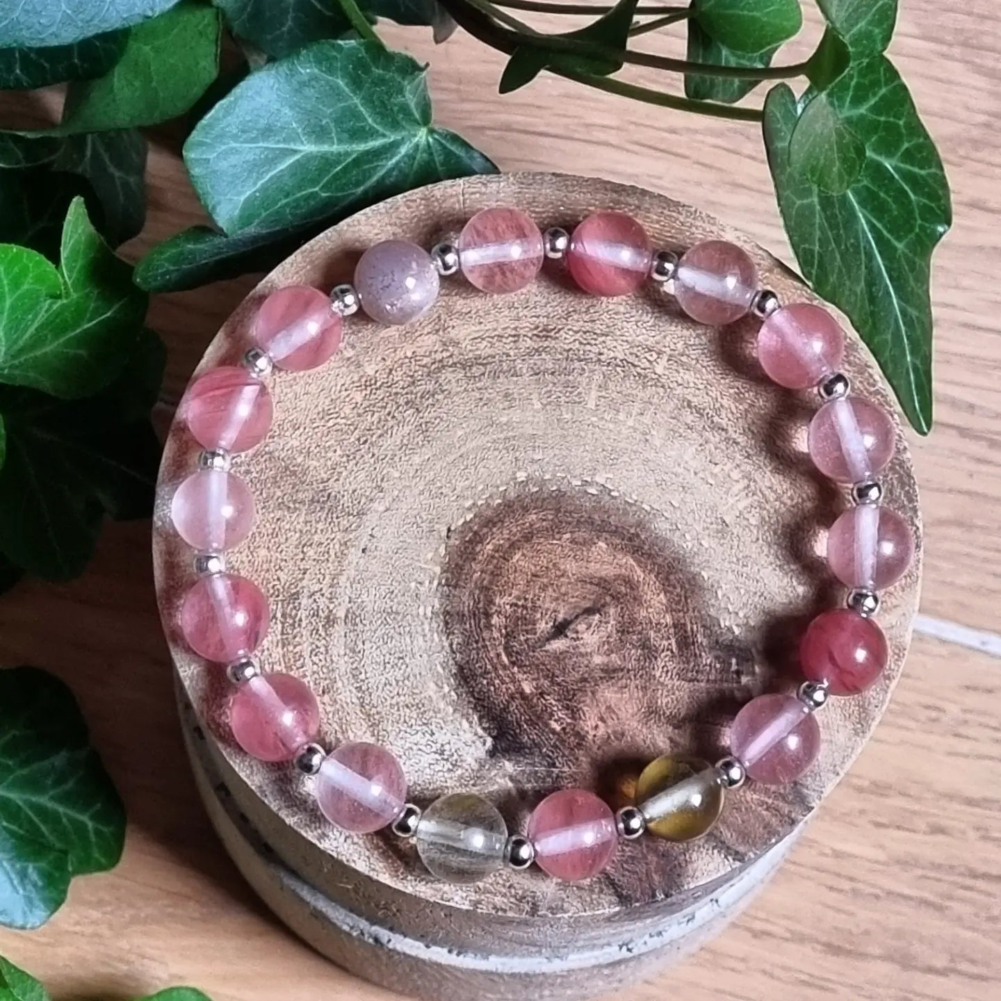 Armbånd med jordbærkvarts og andre steinperler - 17 cm med metallperler