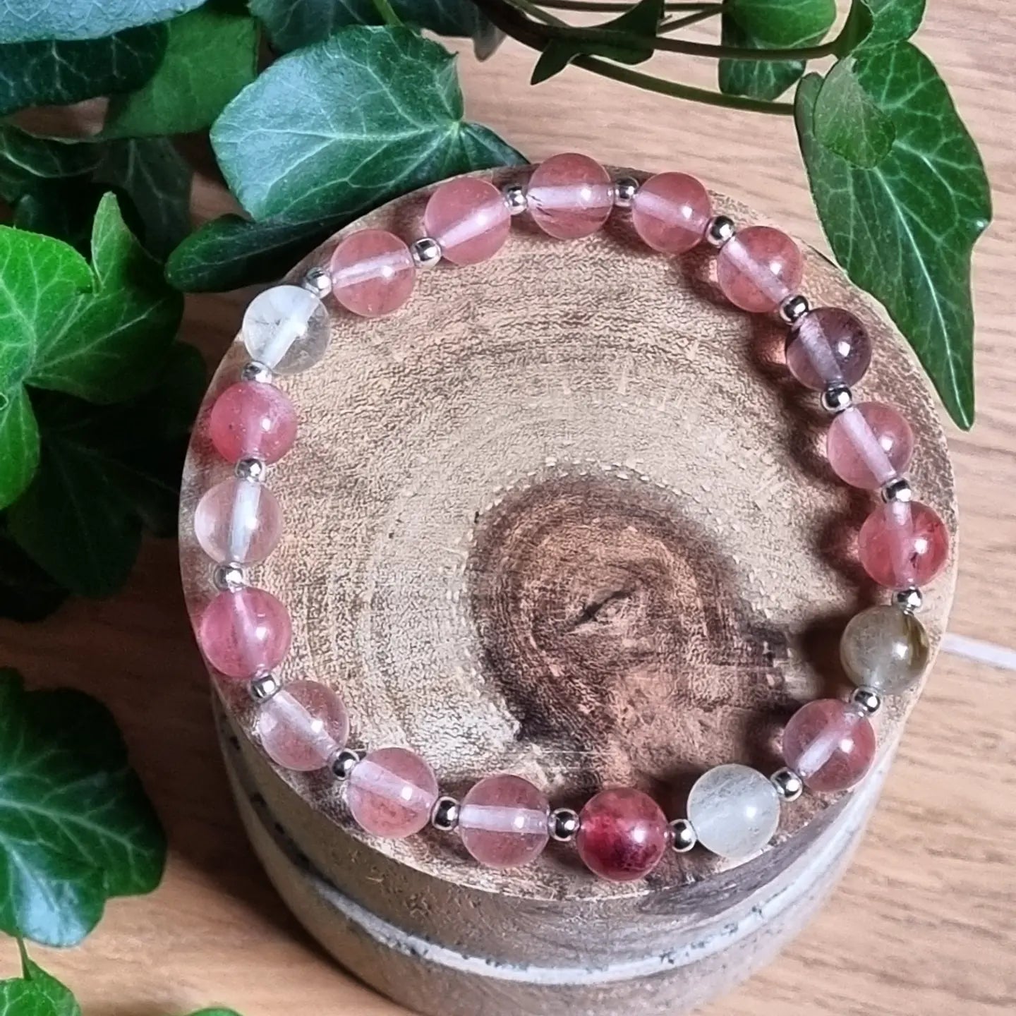 Armbånd med jordbærkvarts og andre steinperler - 18 cm med metallperler