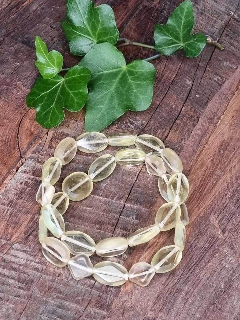 Gult armbånd i resirkulert glass. Med elastisk strikk. Nydelig til sommerkjolen