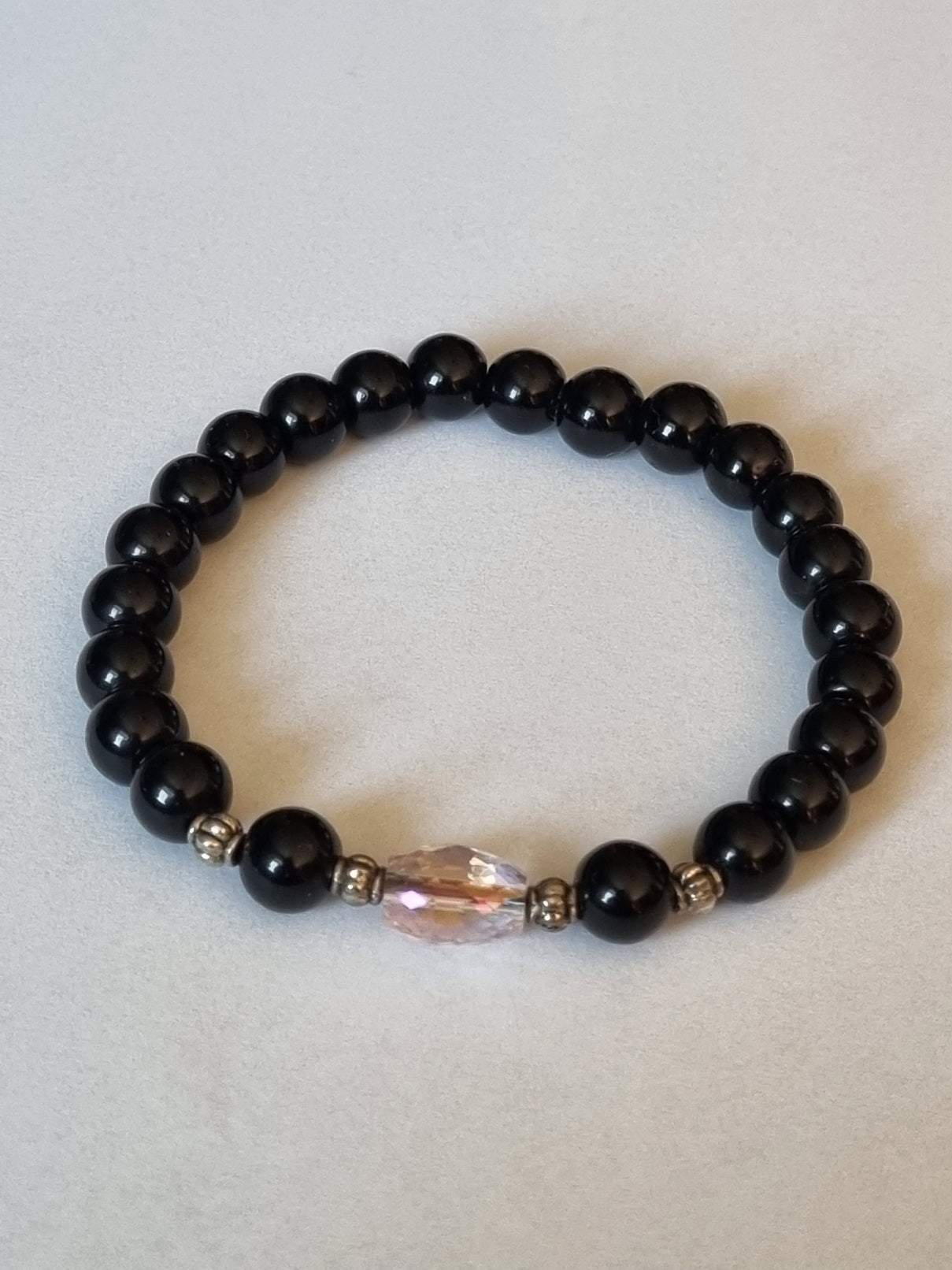 Armbånd sort med fasettperle