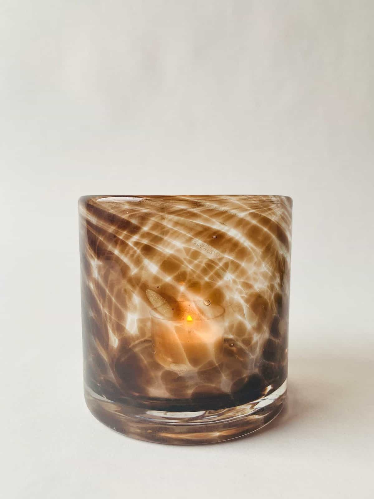 Lysholder i brunt/gullfarget glass