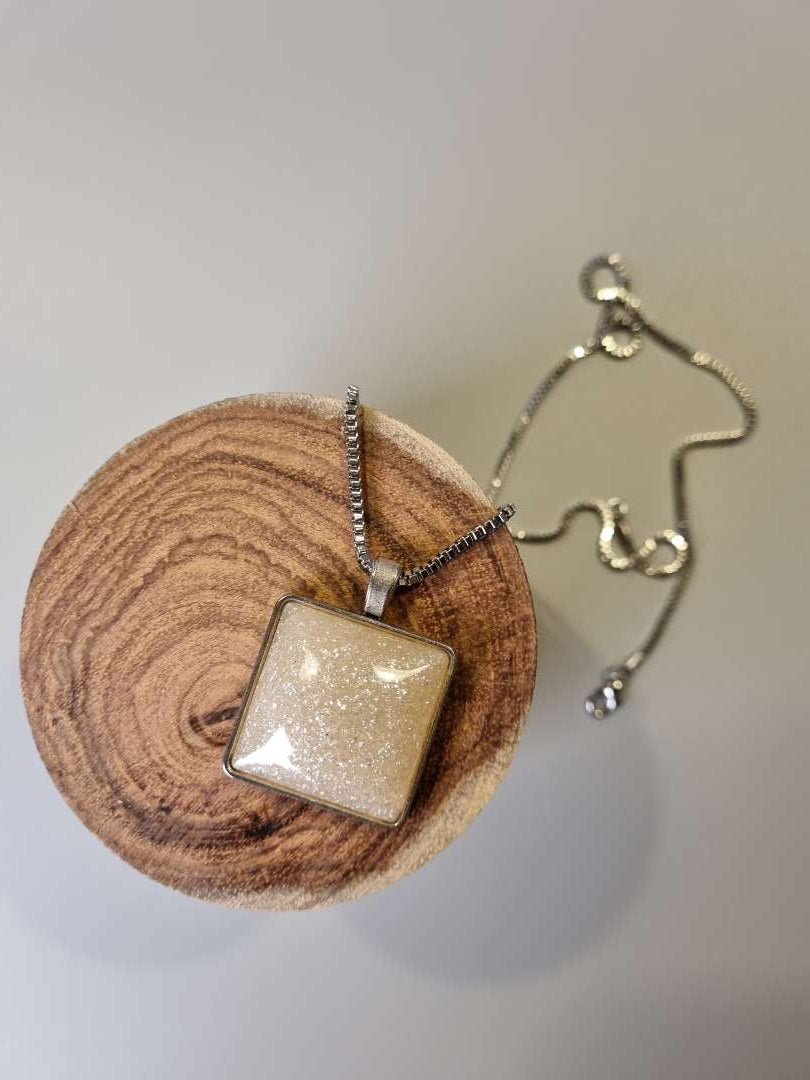 Halskjede med hvitt anheng i resin - Anheng