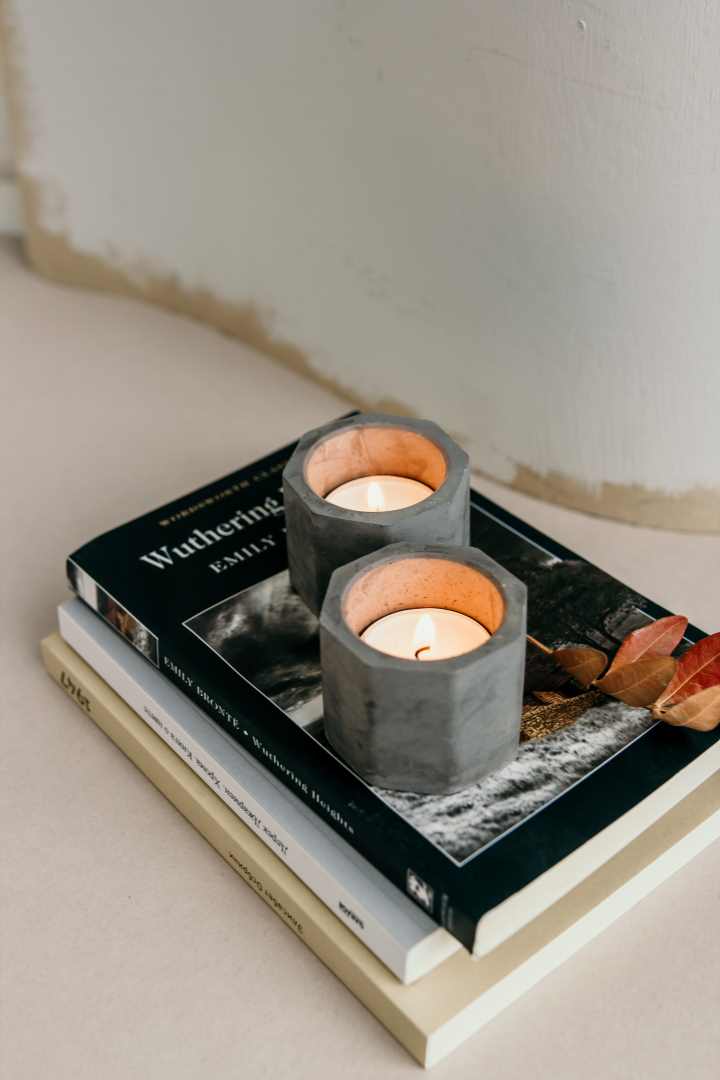 Bilde av Marta Dzedyshko: https://www.pexels.com/nb-no/bilde/laerebok-litteratur-koselig-voks-7175374/