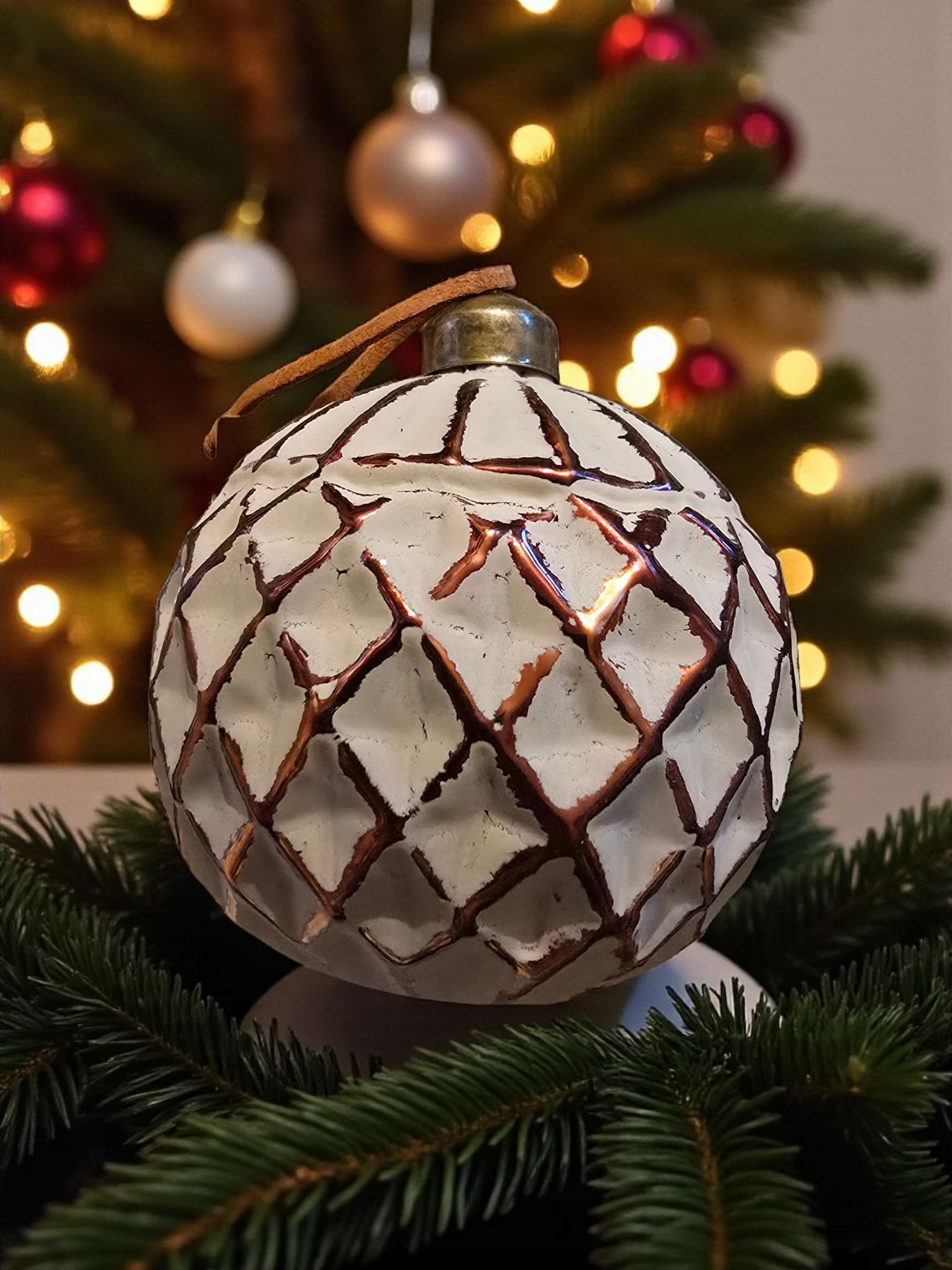 Juletrekule – Kobber med Rutemønster og Kalket Overflate - 8 cm