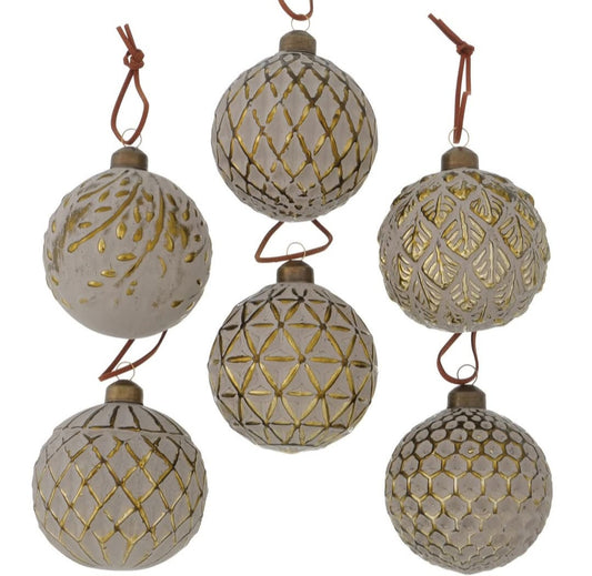 Juletrekule – Gull med Bladmotiv og Kalket Effekt - 8 cm