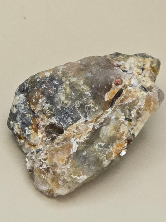 Mineralmiks fra Norge – Kvarts, feltspat, granat og chalcopyritt