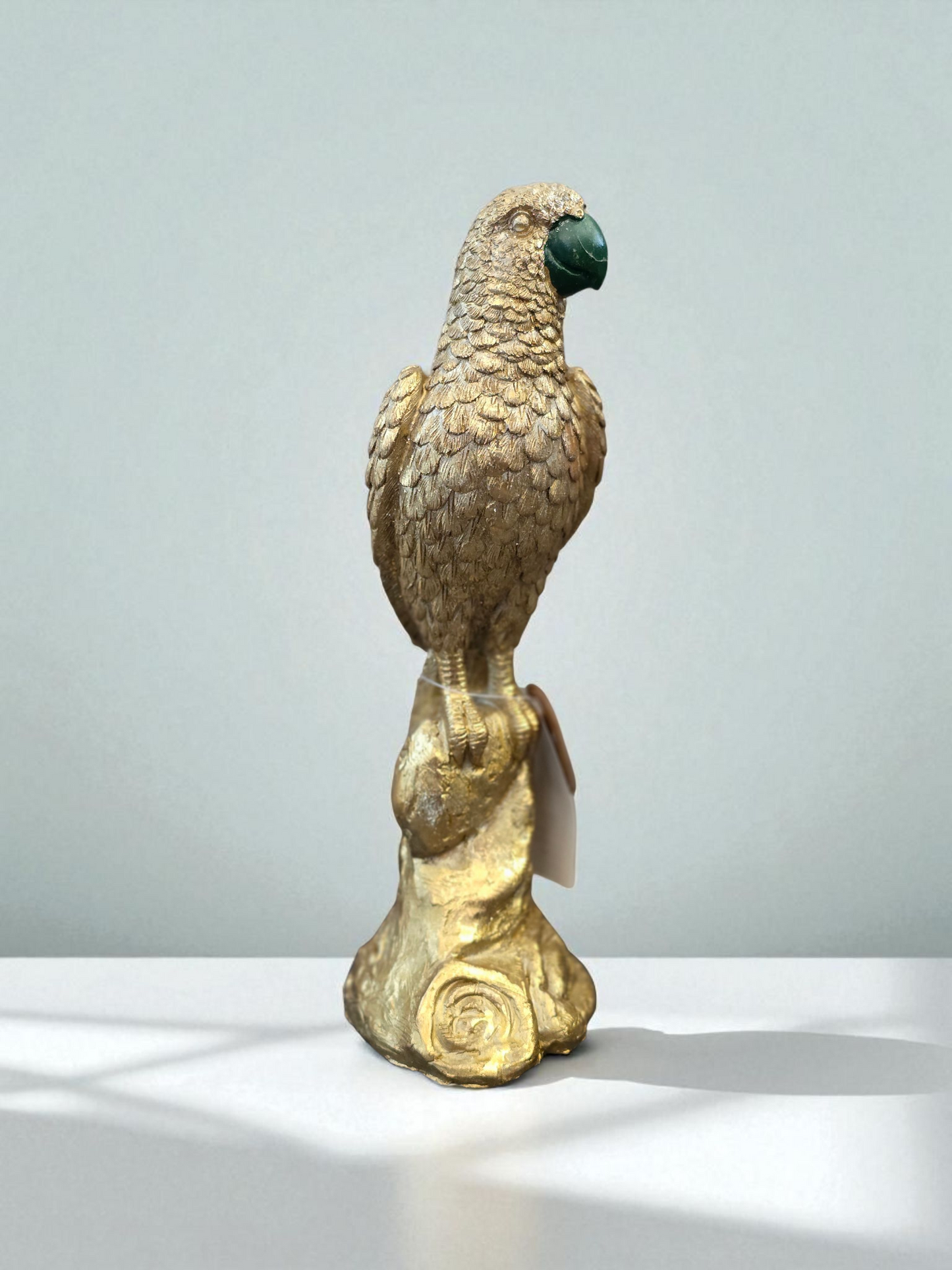 Papegøye i gullfarget resin. 24 cm