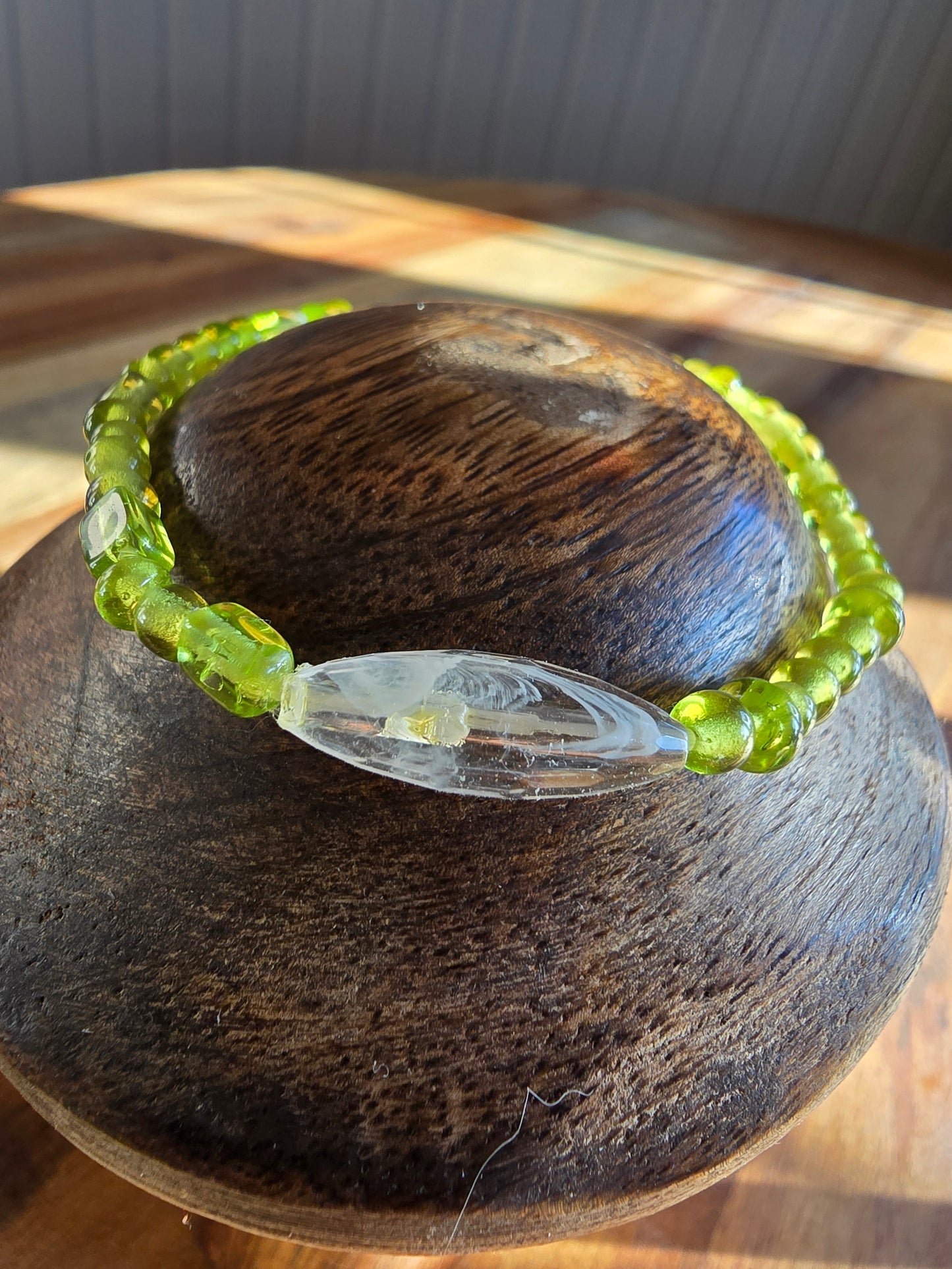Armbånd - Grønne perler i glass og kontrastperle i resin