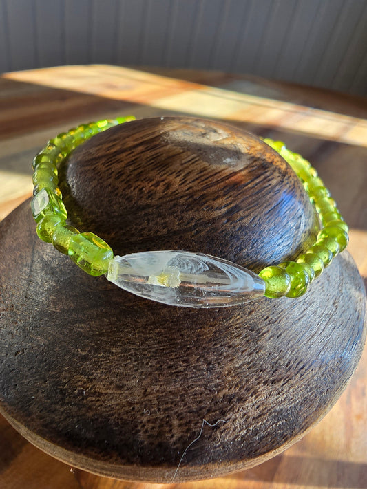 Armbånd - Grønne perler i glass og kontrastperle i resin