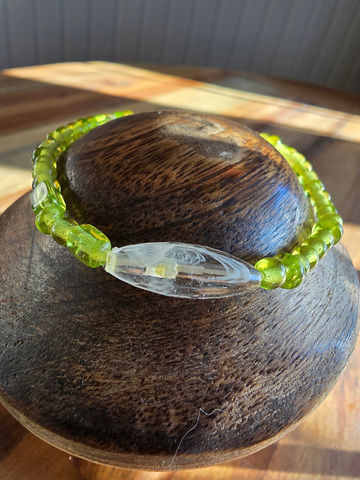 Armbånd - Grønne perler i glass og kontrastperle i resin