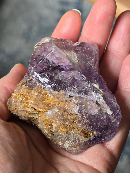 Unik Ametyst med naturlig matrix (120g) – Dyp lilla glød