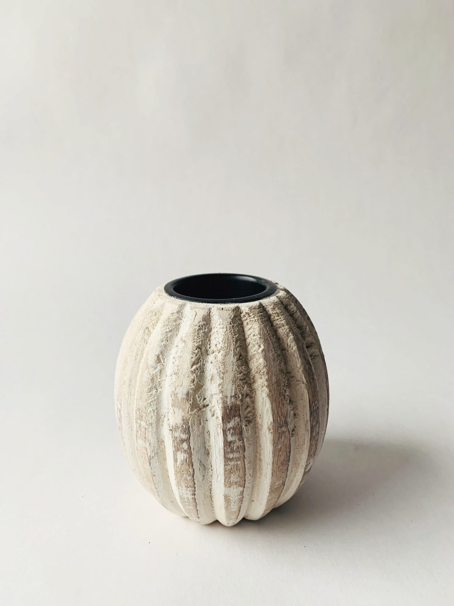 Rillet telysholder i hvitvokset treverk