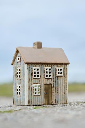 Ib Laursen keramikkhus - Visby med brun dør