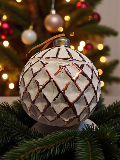 Juletrekule – Kobber med Rutemønster og Kalket Overflate - 8 cm