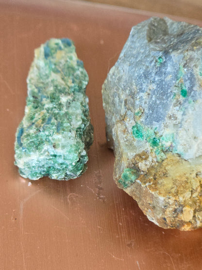 Fuchsitt glimmerkrystall med kyanitt inklusjoner