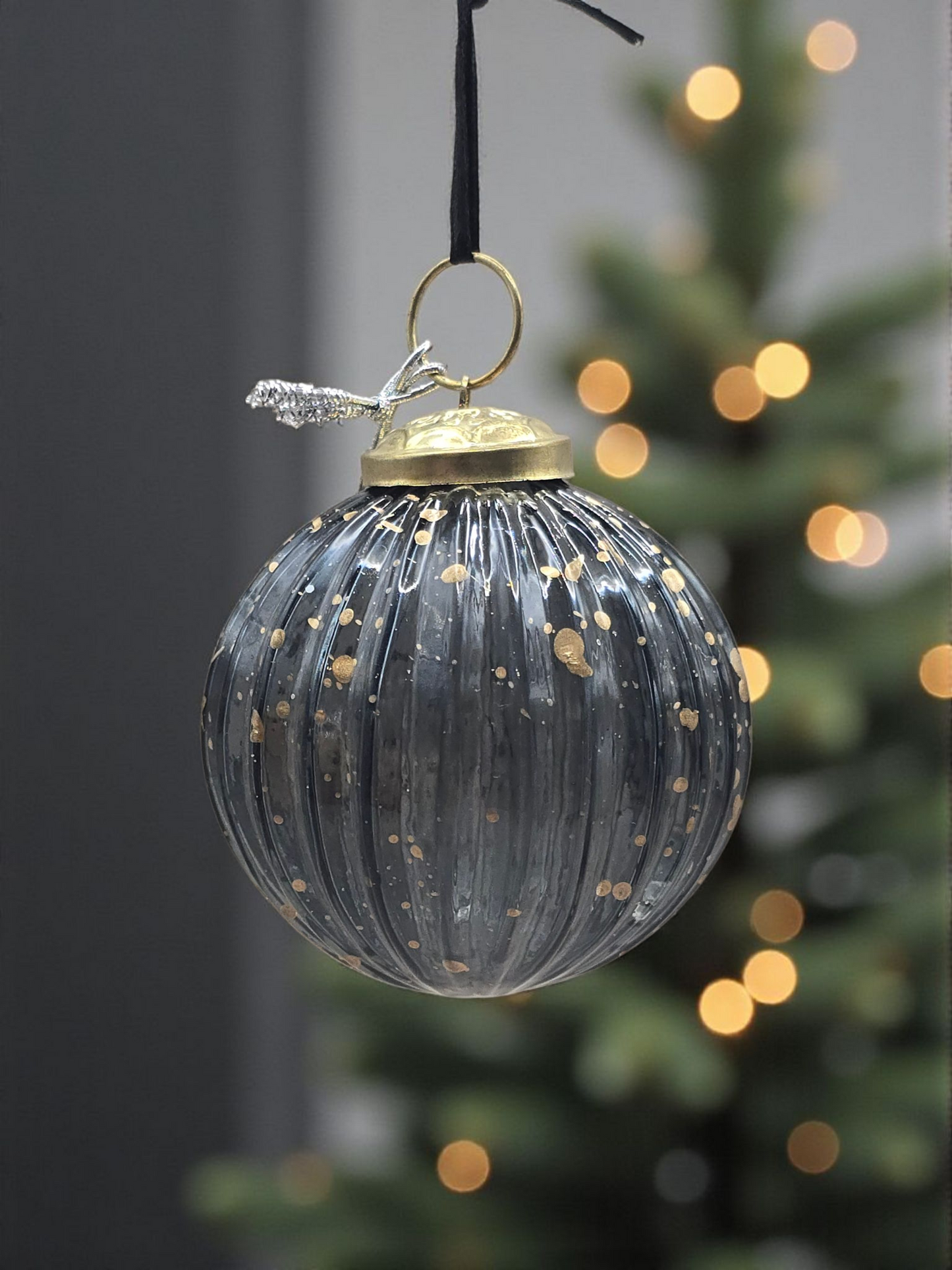 Juletrekule – Gjennomsiktig Svart med Gulldekor, 7,7 cm - Kun 1 igjen