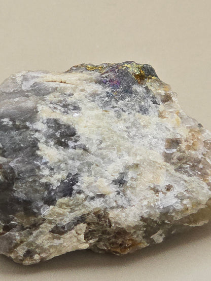 Mineralmiks fra Norge – Kvarts, feltspat, granat og chalcopyritt