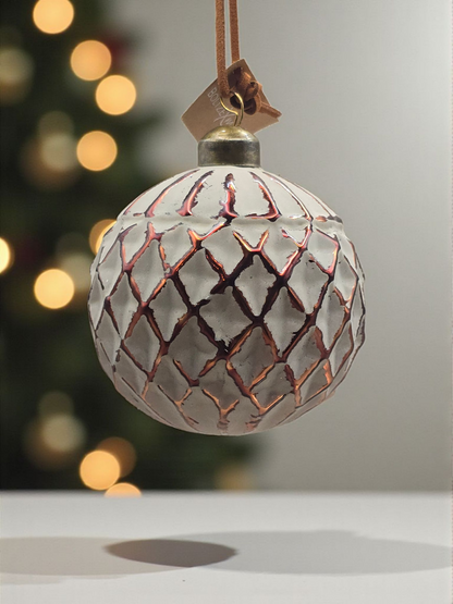 Juletrekule – Kobber med Rutemønster og Kalket Overflate - 8 cm