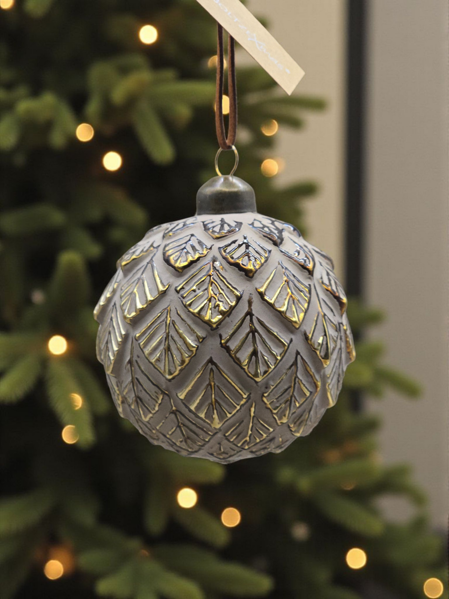 Juletrekule – Gull med Bladmotiv og Kalket Effekt - 8 cm