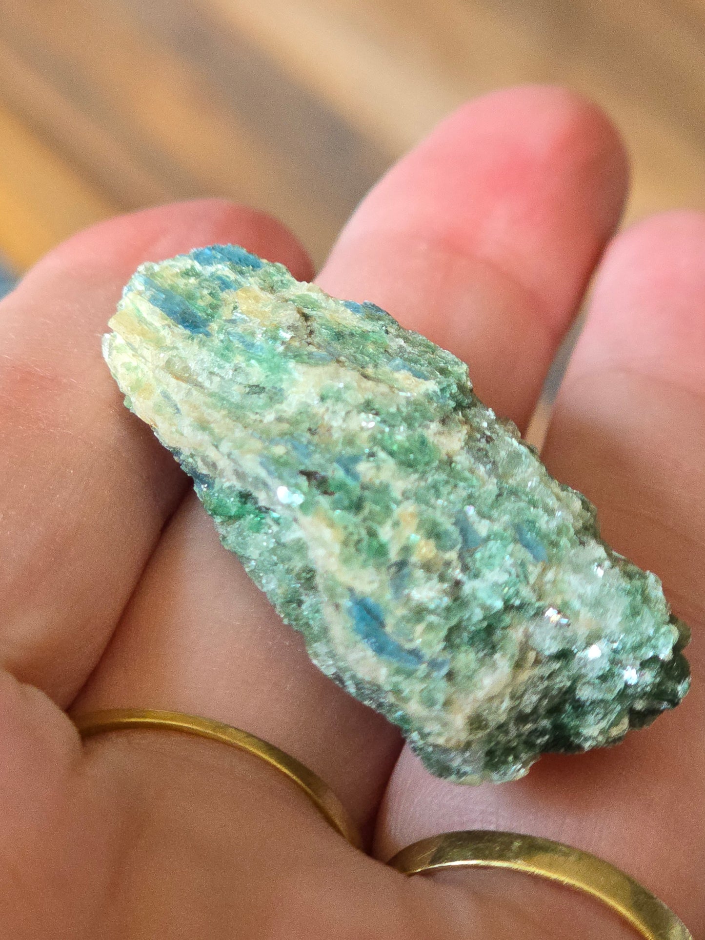 Fuchsitt glimmerkrystall med kyanitt inklusjoner