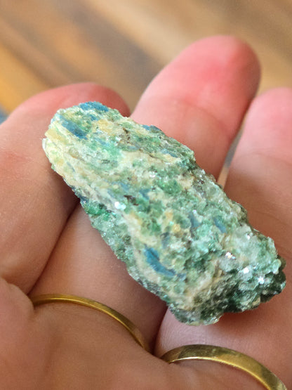 Fuchsitt glimmerkrystall med kyanitt inklusjoner