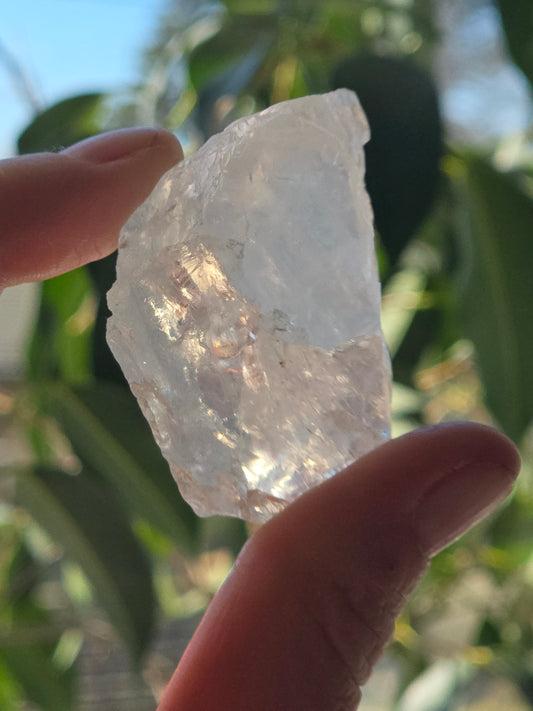 Rainbow Quartz fra Norge – Håndplukket krystall med unikt  liv og naturlig regnbuespill