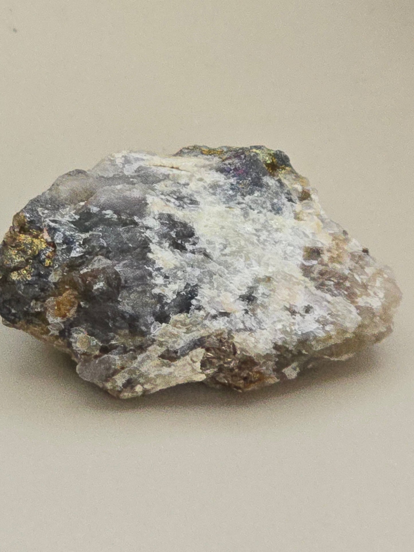 Mineralmiks fra Norge – Kvarts, feltspat, granat og chalcopyritt