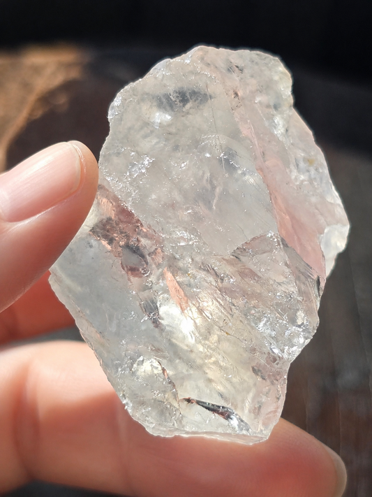 Rainbow Quartz fra Norge – Håndplukket krystall med unikt  liv og naturlig regnbuespill