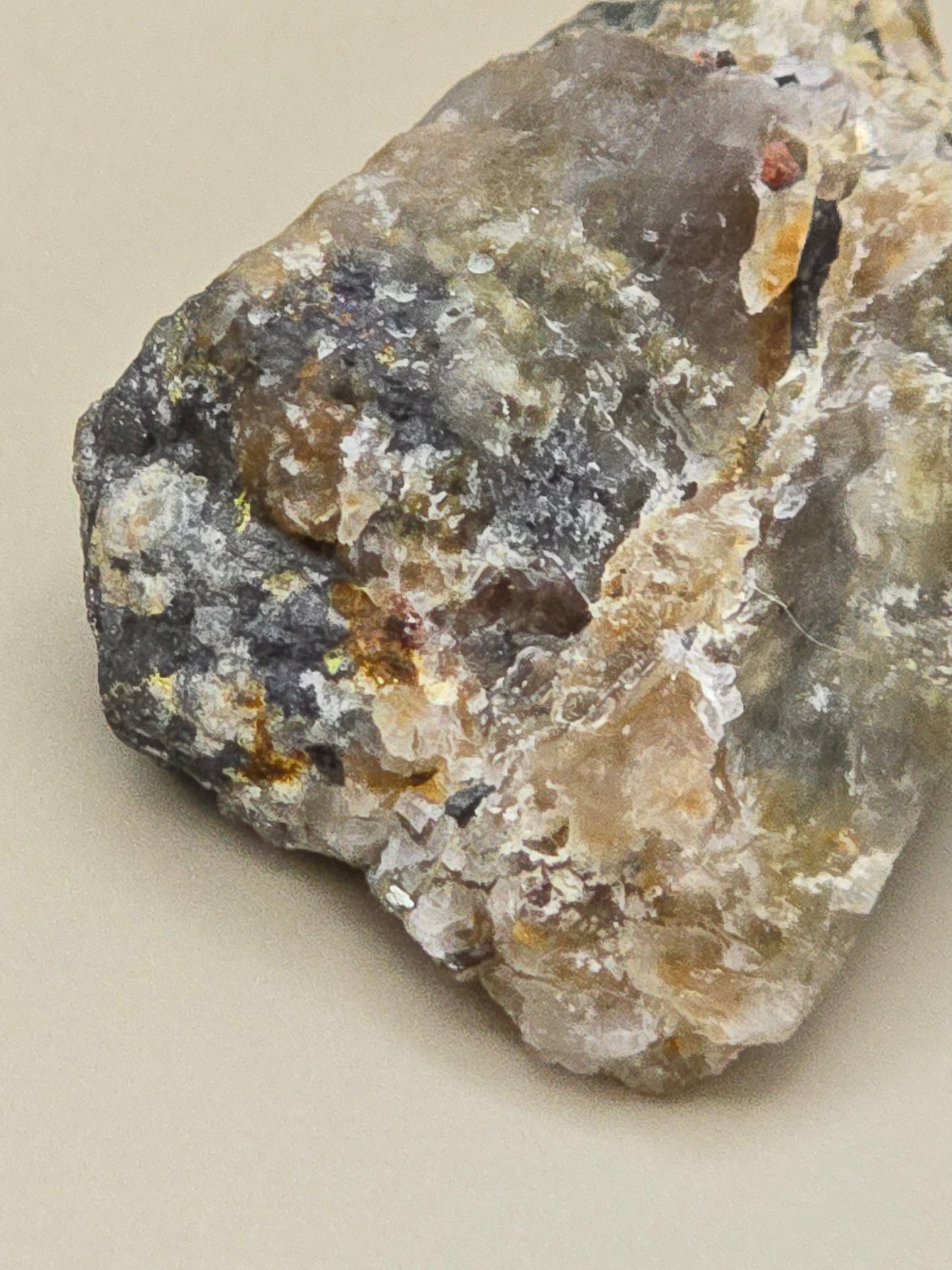Mineralmiks fra Norge – Kvarts, feltspat, granat og chalcopyritt