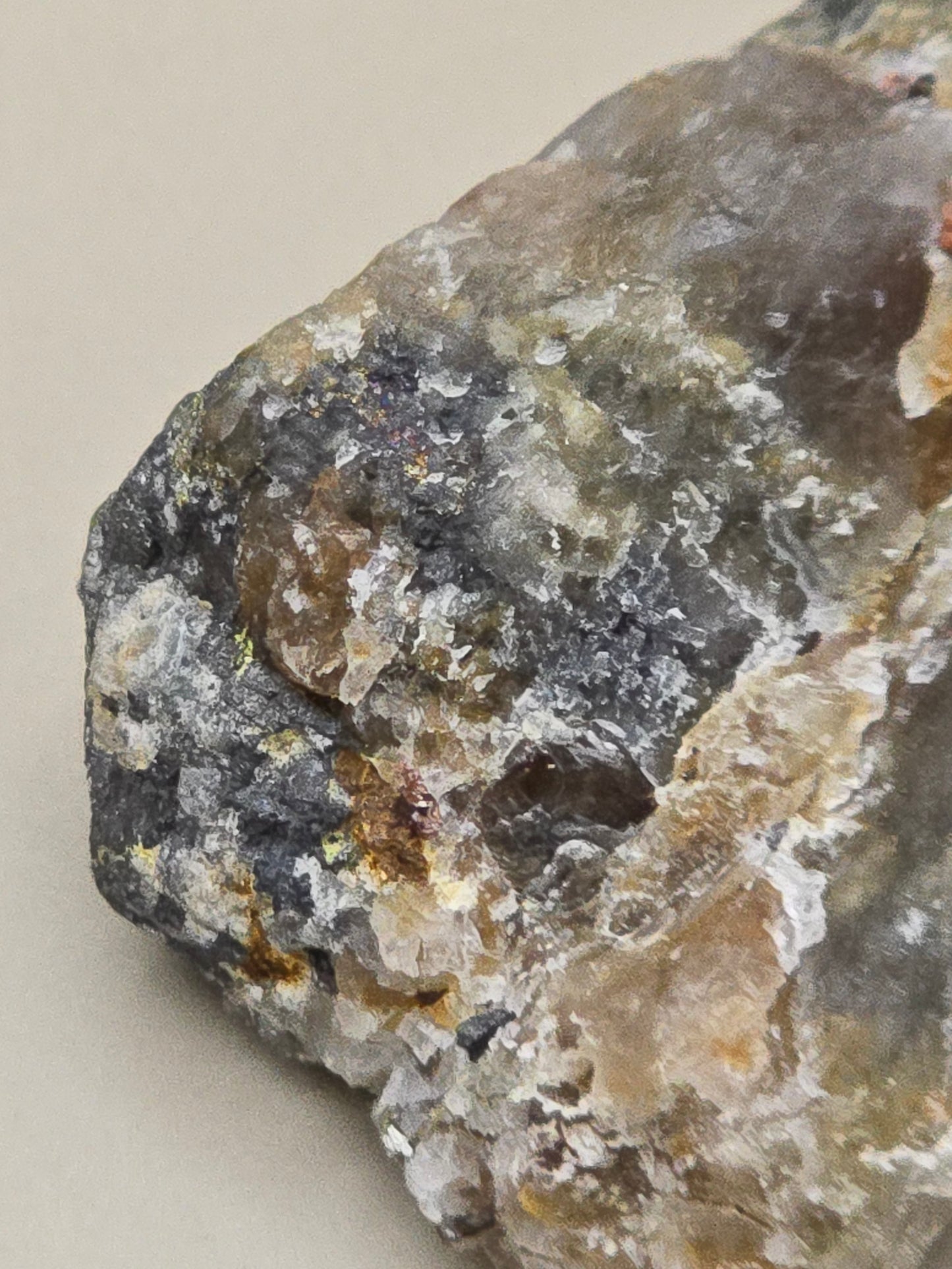 Mineralmiks fra Norge – Kvarts, feltspat, granat og chalcopyritt