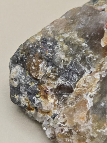 Mineralmiks fra Norge – Kvarts, feltspat, granat og chalcopyritt