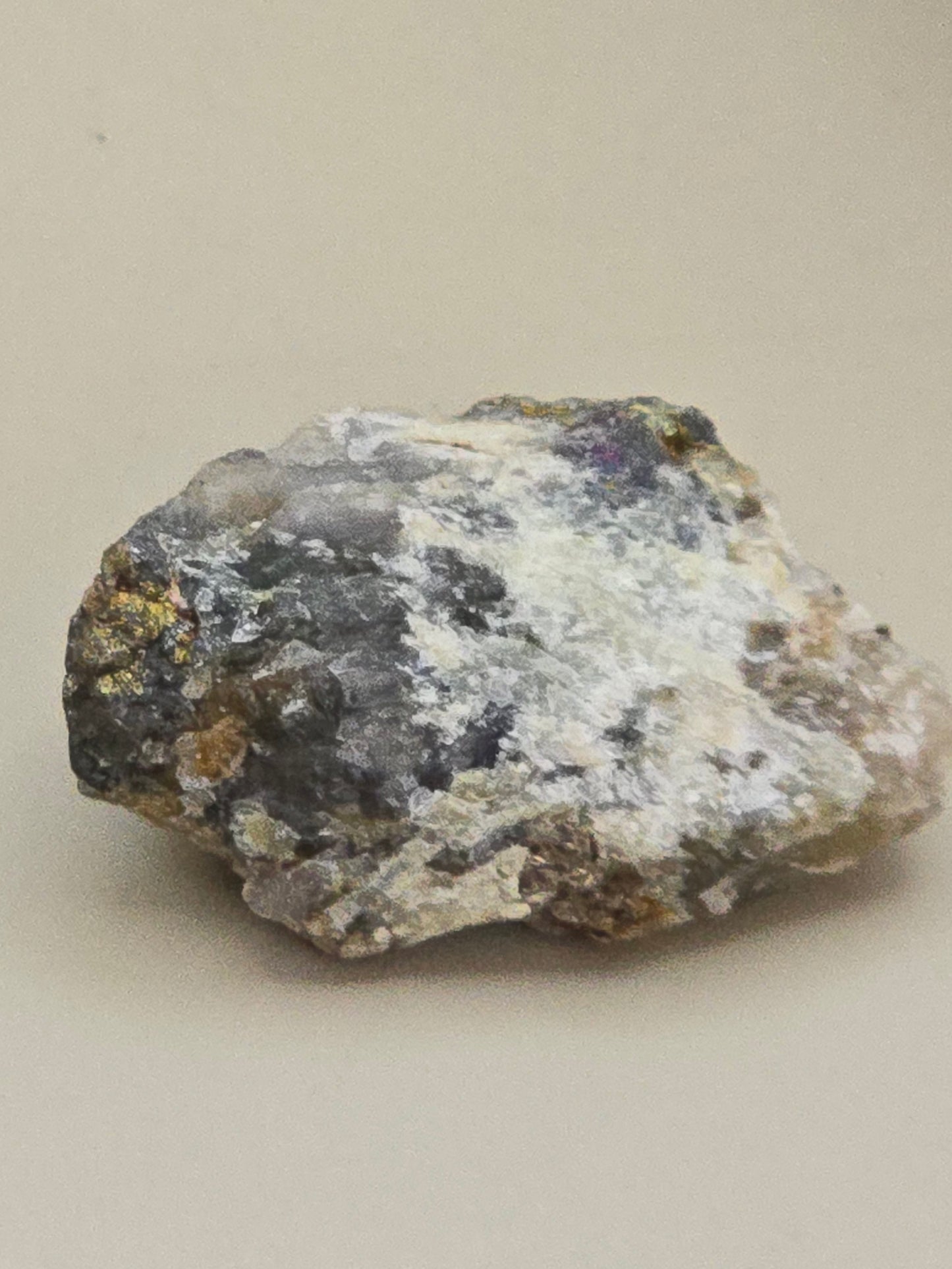 Mineralmiks fra Norge – Kvarts, feltspat, granat og chalcopyritt