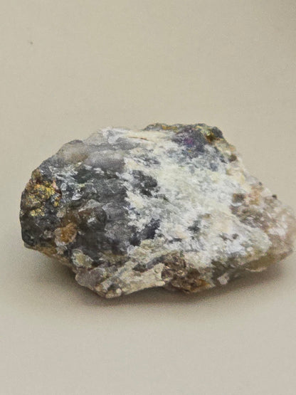 Mineralmiks fra Norge – Kvarts, feltspat, granat og chalcopyritt