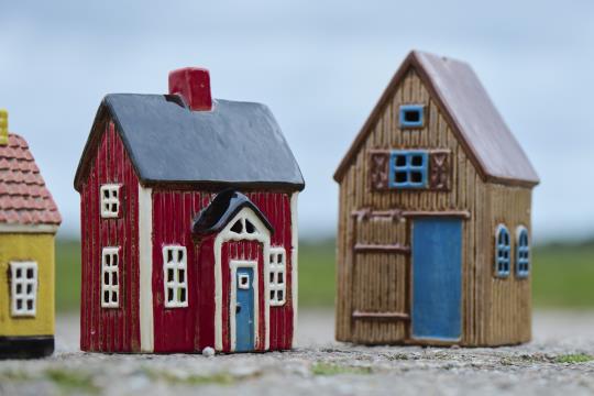 IB Laursen Hus for telys - Visby - Rød med blå dør