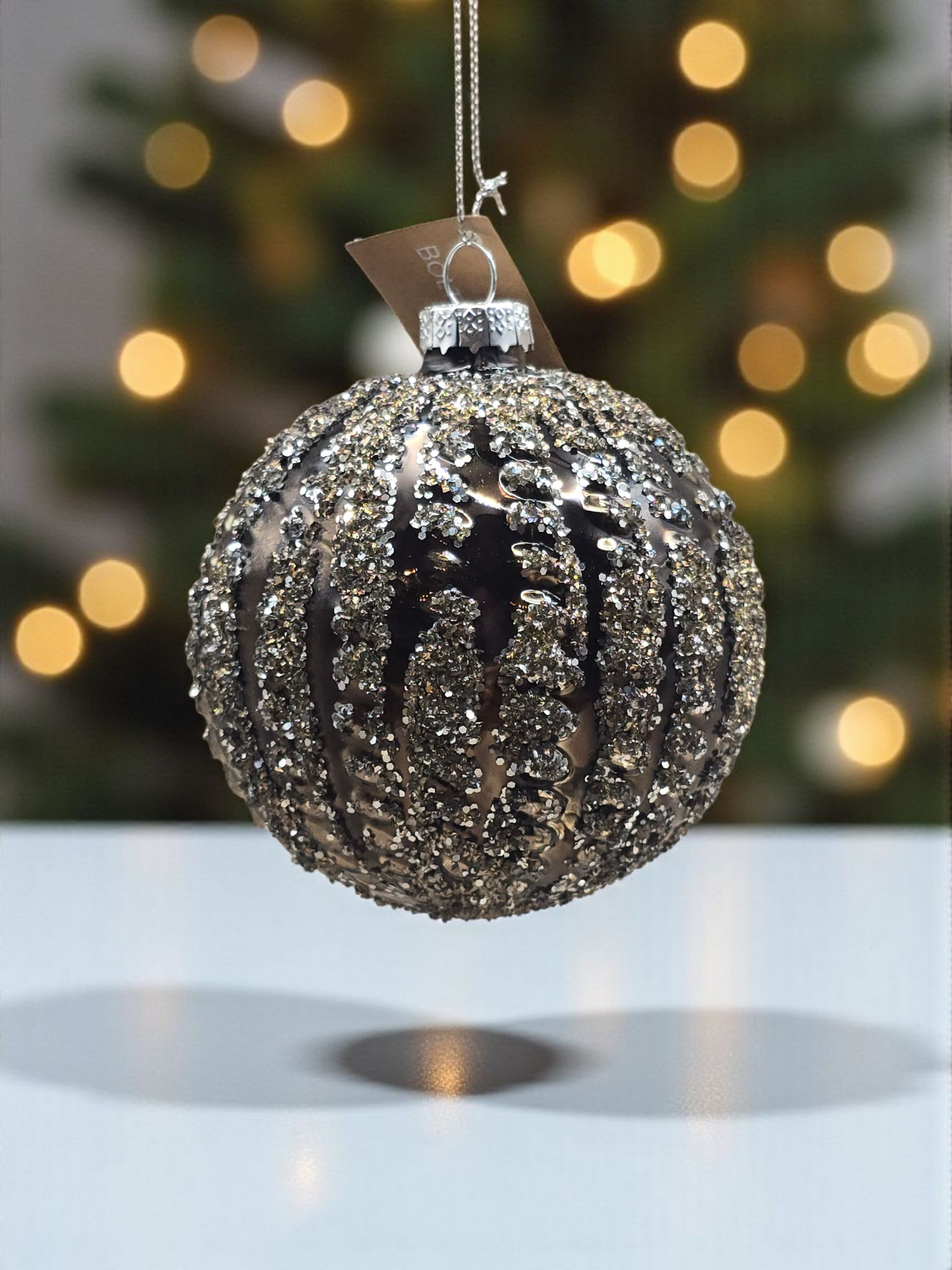 Juletrekule – Brun Blank med Glitterdekor - 8 cm - Kun 1 igjen