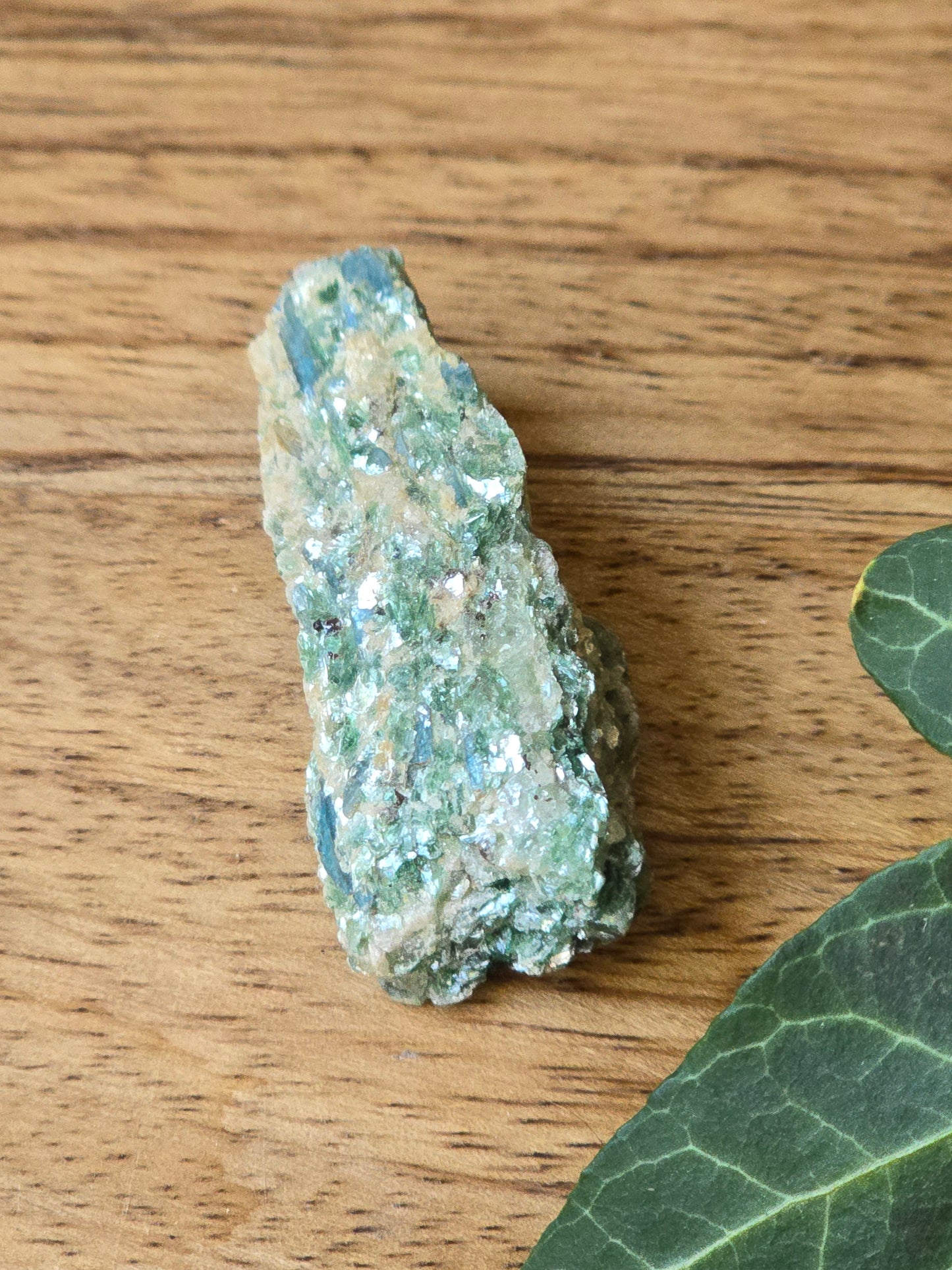 Fuchsitt glimmerkrystall med kyanitt inklusjoner