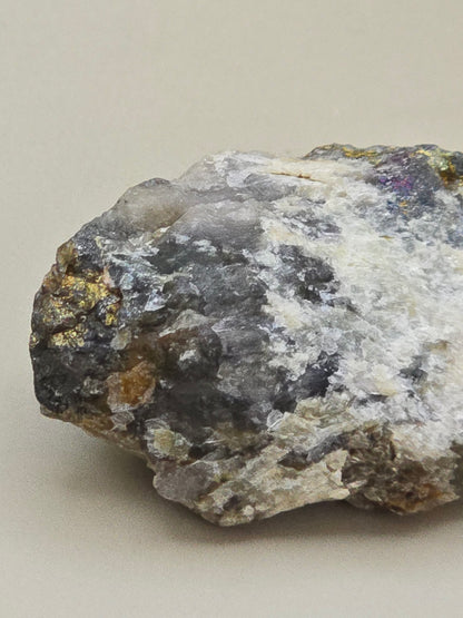 Mineralmiks fra Norge – Kvarts, feltspat, granat og chalcopyritt