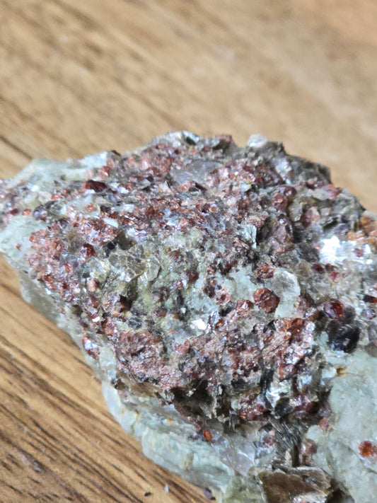 Rå Granat-glimmerskifer med sølvglitrende Muskovitt (89g)
