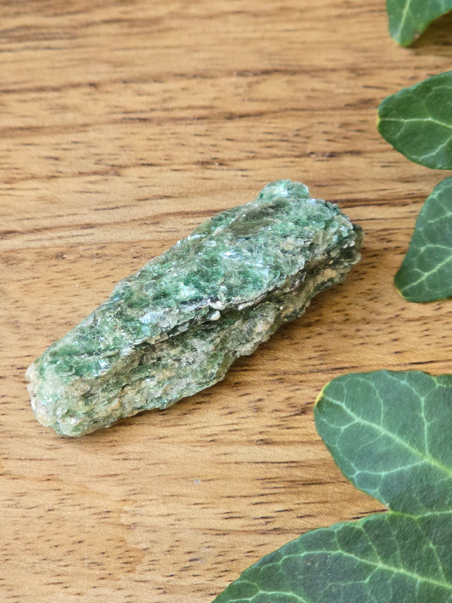 Fuchsitt glimmerkrystall med kyanitt inklusjoner