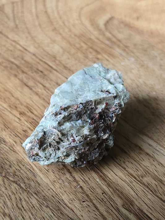 Rå Granat-glimmerskifer med sølvglitrende Muskovitt (89g)