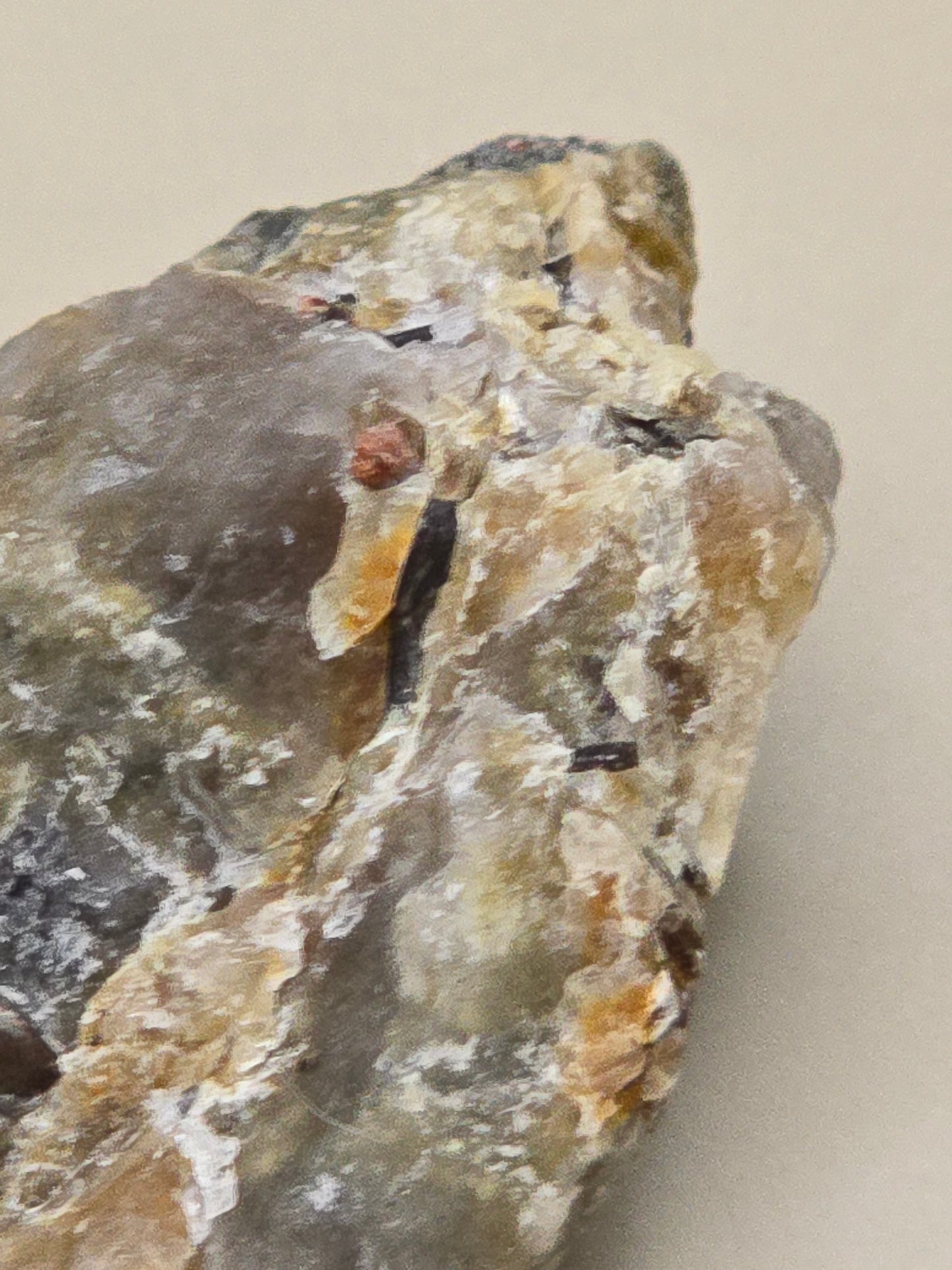 Mineralmiks fra Norge – Kvarts, feltspat, granat og chalcopyritt