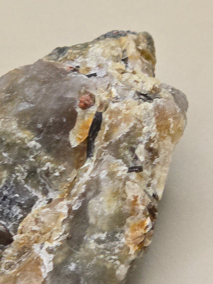 Mineralmiks fra Norge – Kvarts, feltspat, granat og chalcopyritt