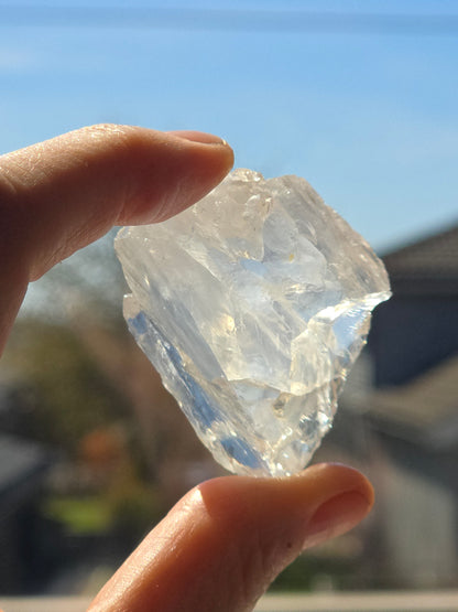 Rainbow Quartz fra Norge – Håndplukket krystall med unikt  liv og naturlig regnbuespill